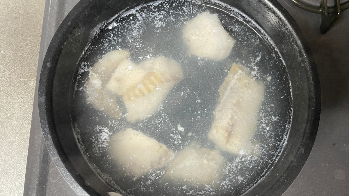 お鍋で茹でているところ