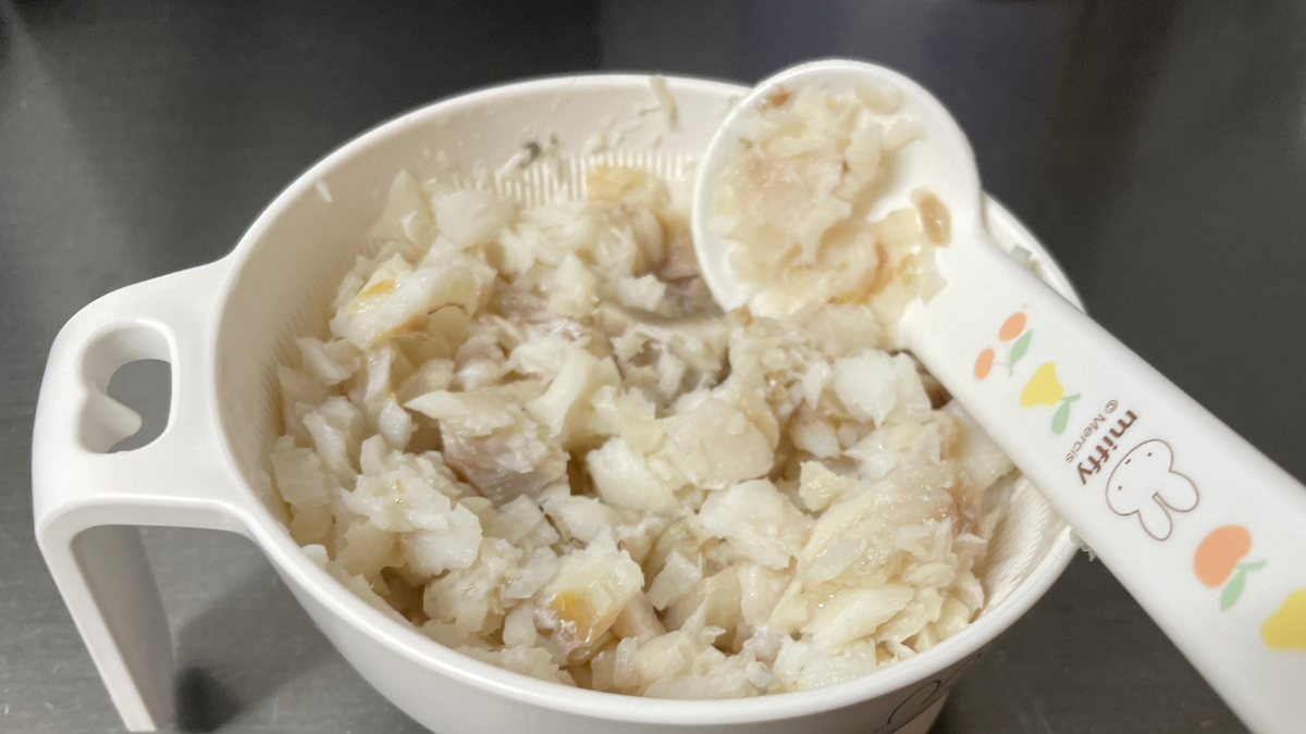 茹でた魚をほぐしているところ